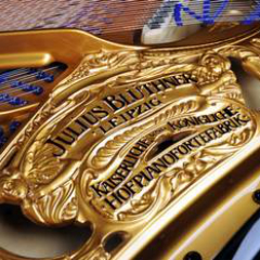 Verzierte Gussplatte eines historischen Blüthner Flügels